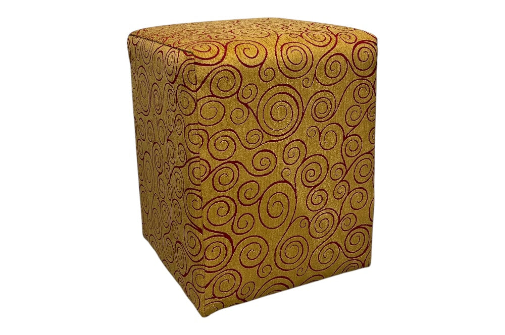 Hocker mit goldenem Stoffbezug und roten ornamentalen Arabesken, inspiriert von Gustav Klimts Stil. Passend zum Lounge Chair Gustav.