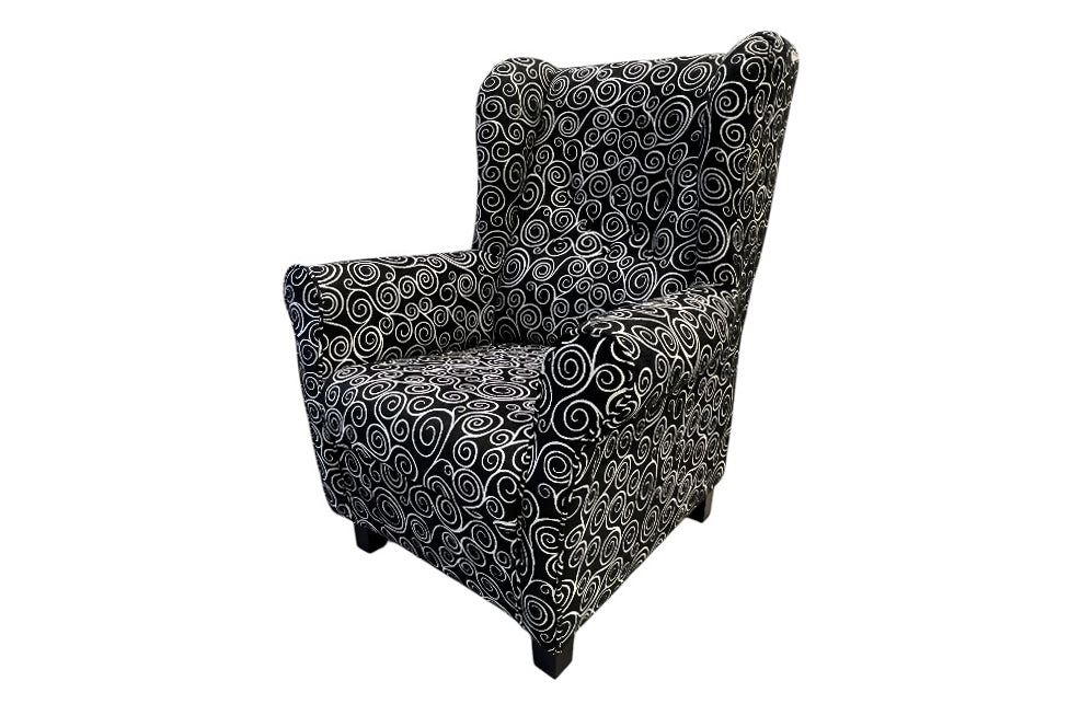 Eleganter Lounge Chair mit hoher Rückenlehne, dunkelbraunen Birkenfüßen und schwarzem Stoff mit weißen Arabesken. Inspiriert von Gustav Klimt.