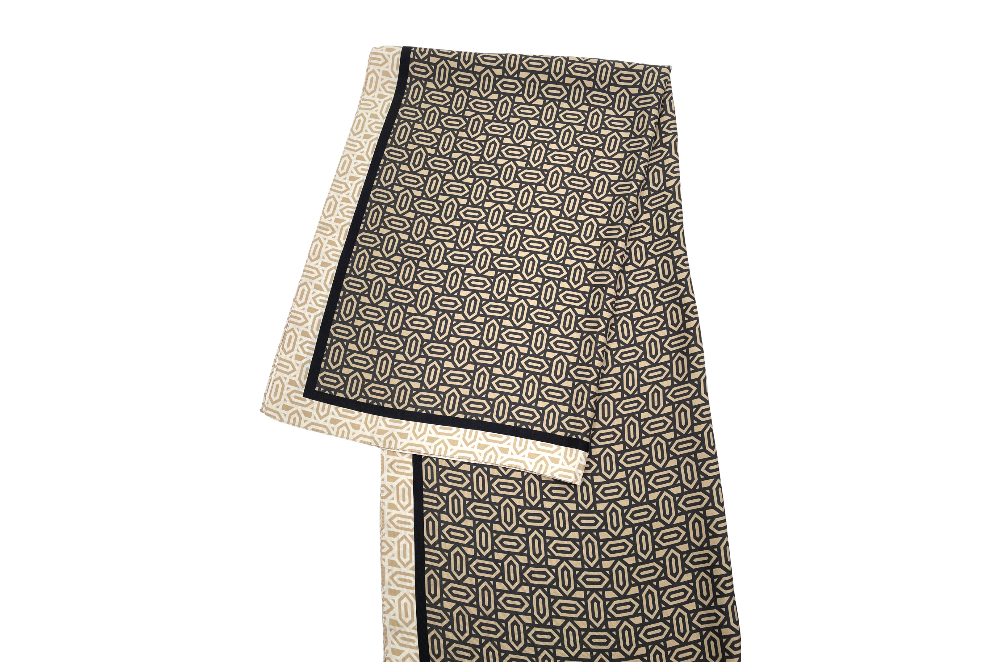 seidenschal mit diamantmuster, gefalten