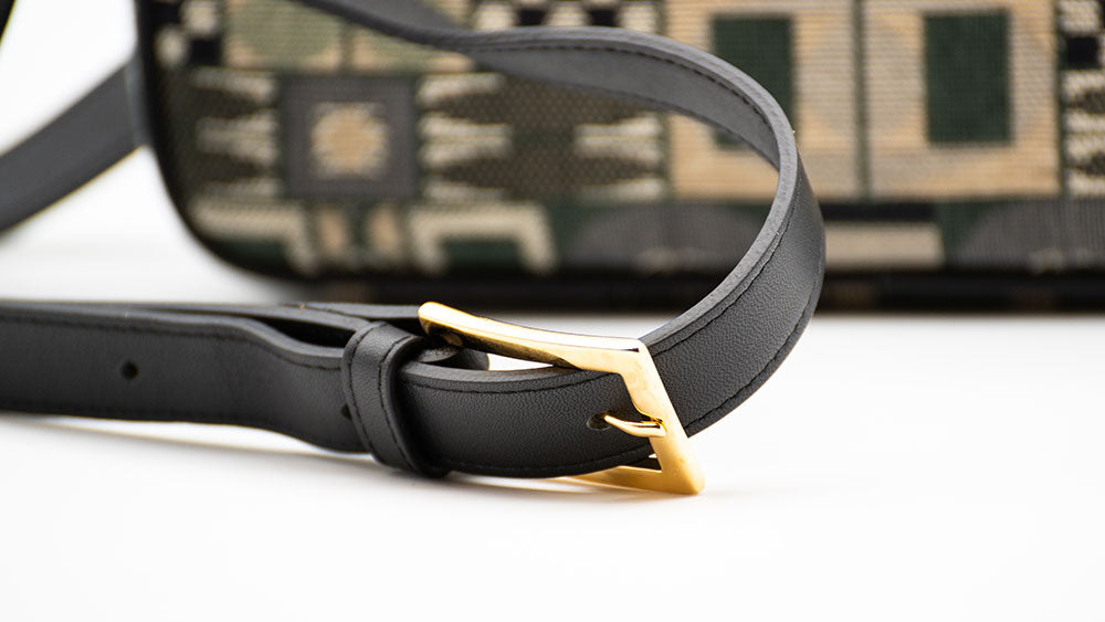 Riemen-Handtasche VerSacrum, Detail Verschluss Riemen, in grün