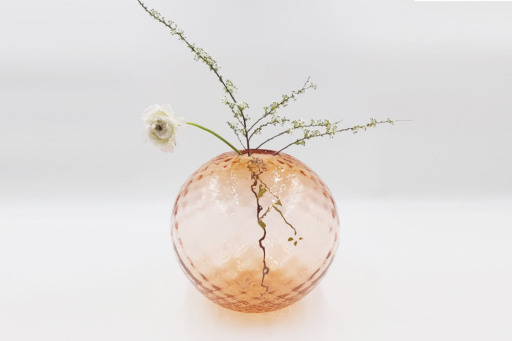 Blumen in einer runden Candy Couture Vase von Robert Comploj